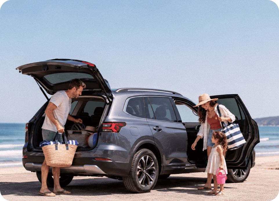 Familia cargando el maletero en la playa